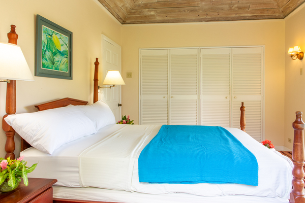 Upstairs Bedroom, Queen Bed
