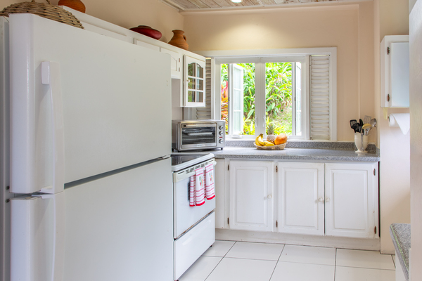Fully Equipped Kitchen with Microwave, Toaster Oven, Blender